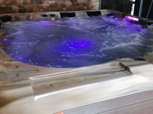 Vířivka s akumulační nádrží uvnitř