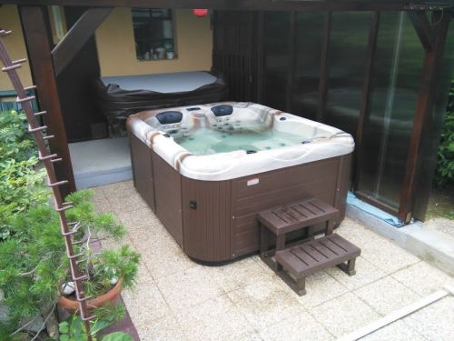 Vířivka pro dva na zahradě Znojmo