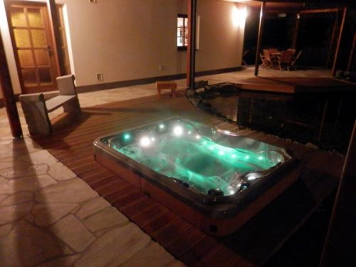 Noční vířivka XENA vedle jezírka