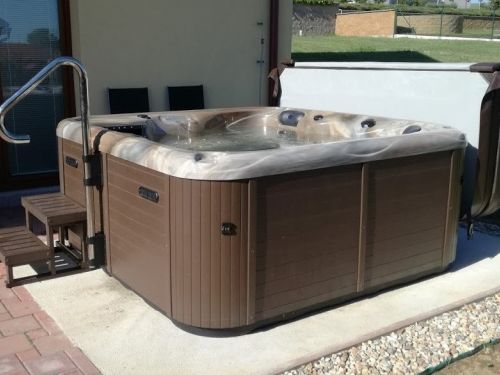 Vířivka LUCIDA na terase