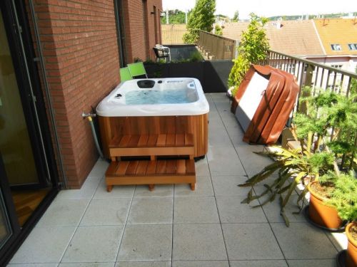 Vířivka MIRA na střešní terase v Praze