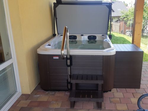 Vířivka XENA pro 3 osoby Zlín