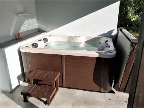 Vířivá vana pro 3 osoby Brno